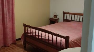 3 habitaciones y tabla de planchar con plancha