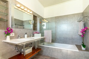 Een douche, een haardroger, handdoeken