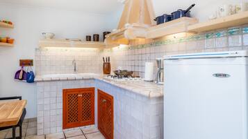 Een koelkast, een magnetron, een oven, een kookplaat