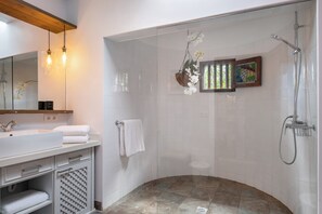 Douche, sèche-cheveux, serviettes fournies