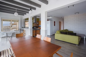 Un intérieur moderne comprenant un coin repas, une cuisine et un espace de vie.