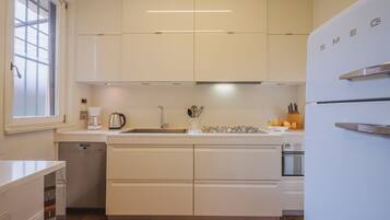 Réfrigérateur, four, lave-vaisselle, grille-pain