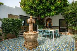 Outdoor dining - Villa 'Sa Torre Blanca' with Sea View, Wi-Fi and Air Conditioning (Urbanització Montferrutx)