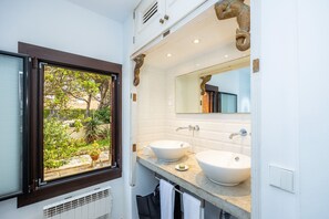 Shower, hair dryer, towels - Villa 'Sa Torre Blanca' with Sea View, Wi-Fi and Air Conditioning (Urbanització Montferrutx)