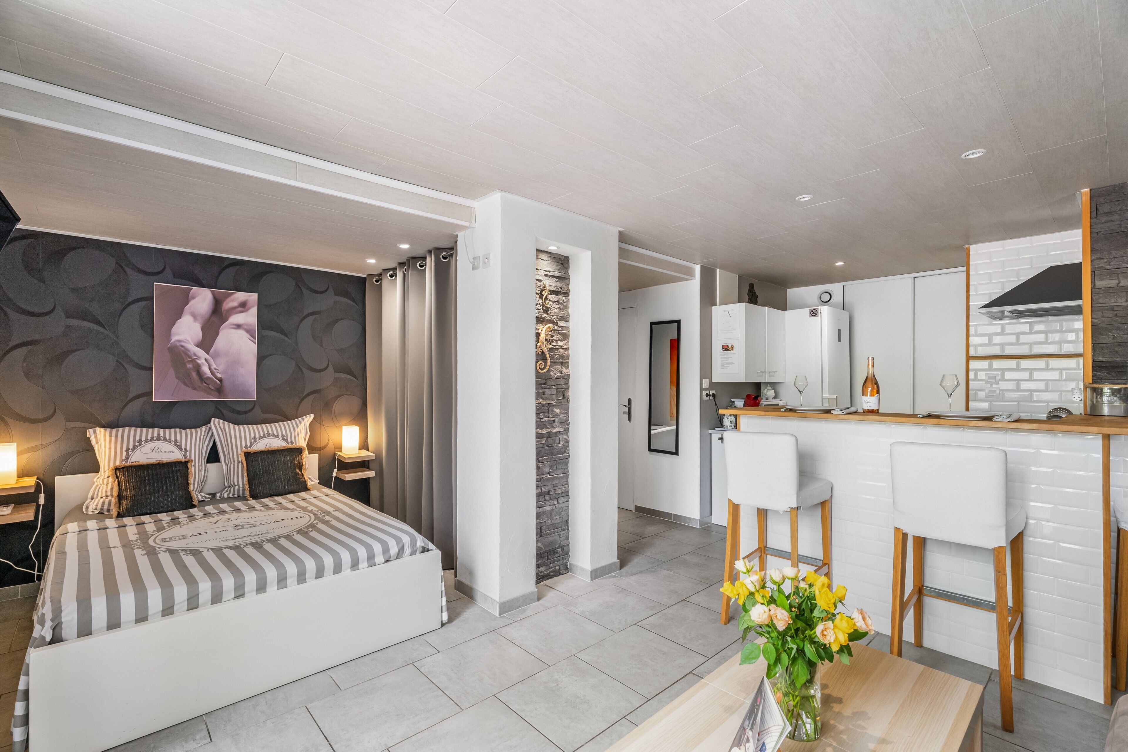 Bureau, fer et planche à repasser, Wi-Fi gratuit, draps fournis