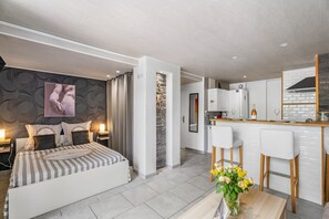 Bureau, fer et planche à repasser, Wi-Fi gratuit, draps fournis