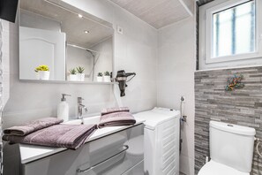 Douche, articles de toilette gratuits, sèche-cheveux