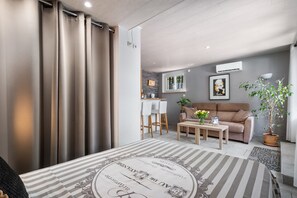 Escritorio, tabla de planchar con plancha, wifi gratis y ropa de cama 