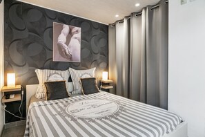 Escritorio, tabla de planchar con plancha, wifi gratis y ropa de cama 
