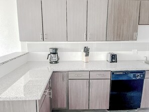 Fridge, microwave, oven, stovetop - Sleepover | Lavish 1BD/1BA + Gym Cincinnati (Cincinnati)