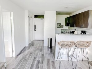 Een koelkast, een microgolfoven, een oven, een kookplaat