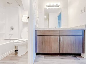 Sèche-cheveux, serviettes fournies, savon, shampoing