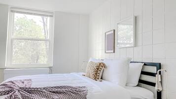 Bureau, fer et planche Ă repasser, Wi-Fi gratuit, draps fournis