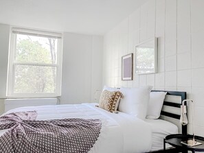 Een bureau, een strijkplank/strijkijzer, gratis wifi, beddengoed