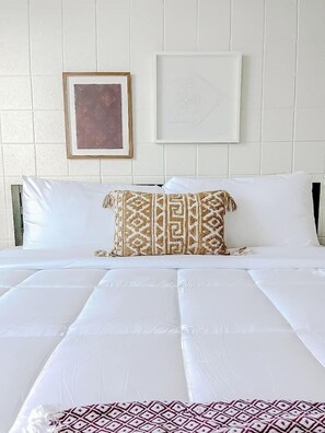 Desk, iron/ironing board, free WiFi, bed sheets - Sleepover | Lavish 1BD/1BA + Gym Cincinnati (Cincinnati)