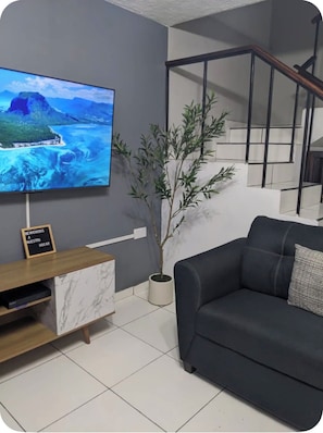 Living area - Charming 3-bedroom house in enchanting Santa Ana with AC, WiFi (Santa Ana)