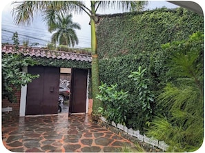 Property grounds - Charming 3-bedroom house in enchanting Santa Ana with AC, WiFi (Santa Ana)