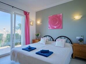 3 habitaciones, escritorio, tabla de planchar con plancha y wifi 