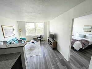 Una scrivania, ferro/asse da stiro, Wi-Fi gratuito, lenzuola