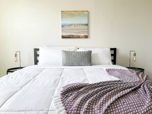 Een bureau, een strijkplank/strijkijzer, gratis wifi, beddengoed