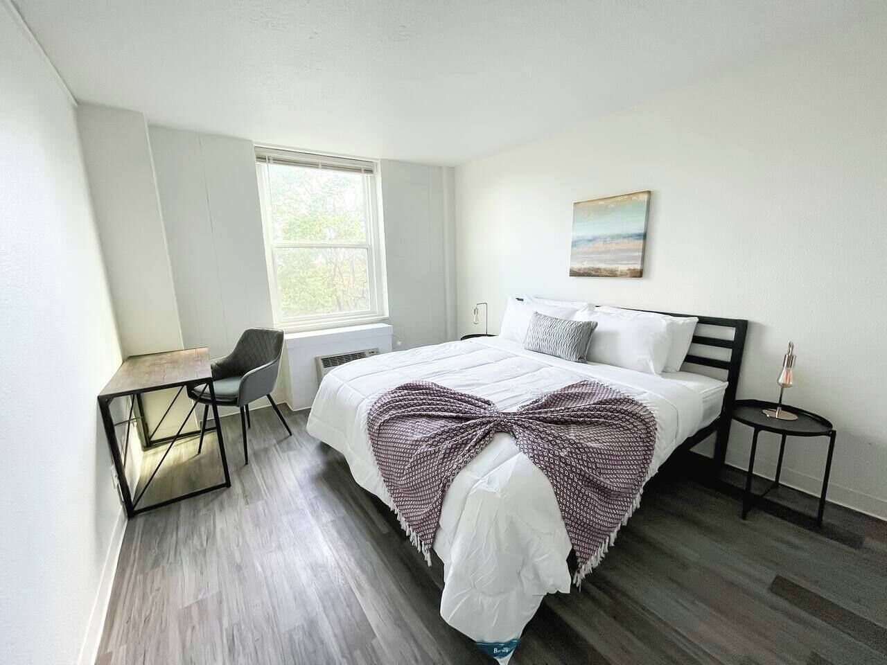 Bureau, fer et planche à repasser, Wi-Fi gratuit, draps fournis