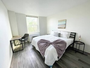 Een bureau, een strijkplank/strijkijzer, gratis wifi, beddengoed