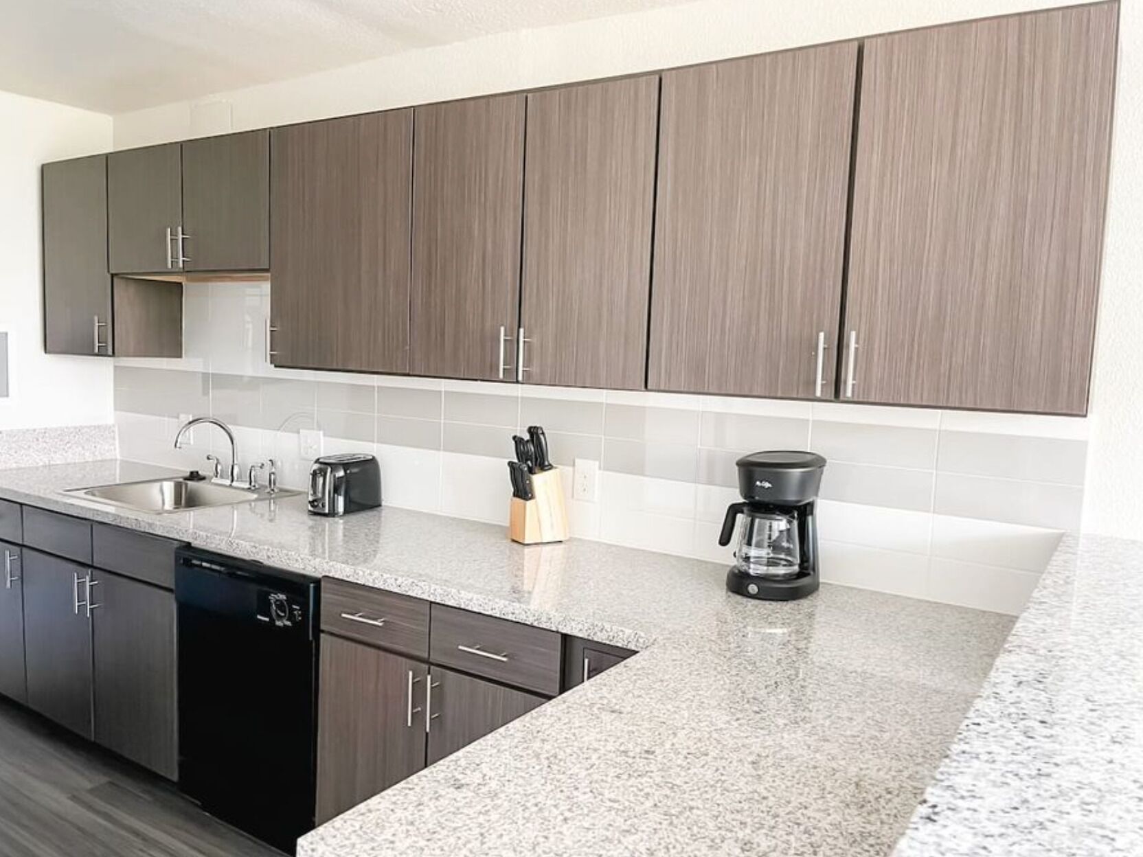 冰箱、微波炉、烤箱、炉灶