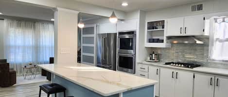 Frigorífico, microondas, horno y placa de cocina