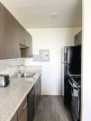 Jääkaappi, mikroaaltouuni, uuni, liesi