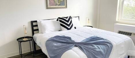 Escritorio, tabla de planchar con plancha, wifi gratis y ropa de cama