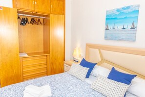 2 bedrooms, iron/ironing board, travel crib, free WiFi - Casa Espigón | Terraza y Patio (Barbate)