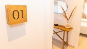 Un segnale di legno con il numero 01 su una parete bianca.