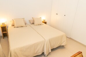 2 室のベッドルーム、アイロン / アイロン台、WiFi、ベッドシーツ