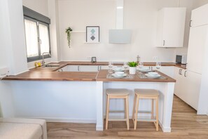 Fridge, microwave, dishwasher, coffee/tea maker - Casa Albufera | Nuevo Apartamento a 1m de la playa (Barbate)