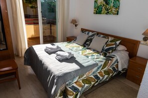 2 bedrooms, iron/ironing board, WiFi, bed sheets - Apartamento Sereno 5 | Piscina, Garaje, Terraza y Playa (Los Caños de Meca)