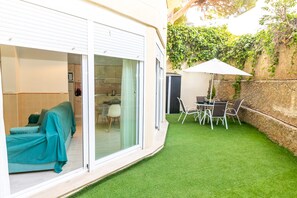Outdoor dining - Duplex Sereno 18 | Piscina, Garaje, Jardín y Playa (Los Caños de Meca)
