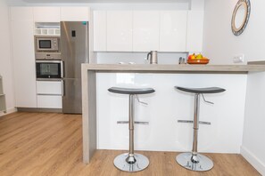 Ofen, Wasserkocher mit Kaffee-/Teezubehör, Toaster