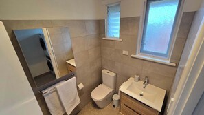 Douche, sĂšche-cheveux, serviettes fournies, papier toilette