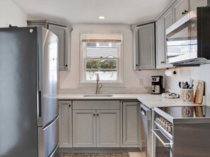 Fridge, microwave, oven, stovetop - Cozy Cottage Near Forsyth Park, Heated Pool Access (Savannah)