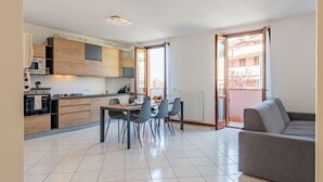Un appartement moderne comprenant une cuisine, un coin repas et un salon.