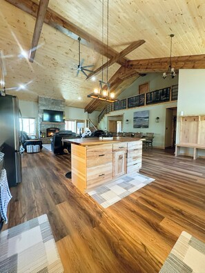 Smart TV, fireplace - Beautiful new barndominium close to lake Ouachita, caddo river and camp ozark. (Mount Ida)