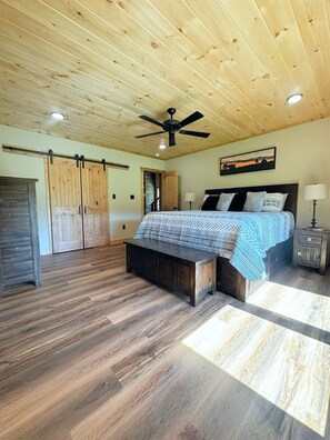 3 bedrooms, iron/ironing board, travel cot, free WiFi - Beautiful new barndominium close to lake Ouachita, caddo river and camp ozark. (Mount Ida)