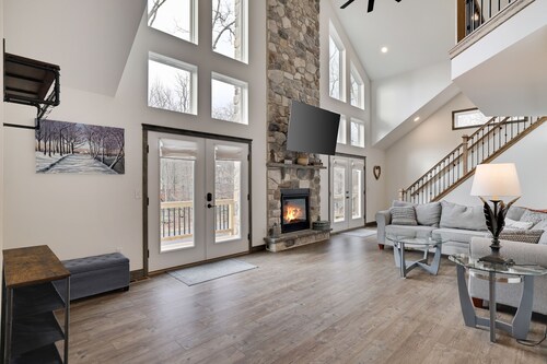 Beautiful New Construction home ready for summer in Masthope!