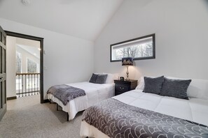 5 bedrooms, iron/ironing board, WiFi, bed sheets - Beautiful New Construction home ready for summer in Masthope! (Lackawaxen)