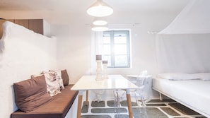 Premium-Apartment | Wohnbereich | Fernseher