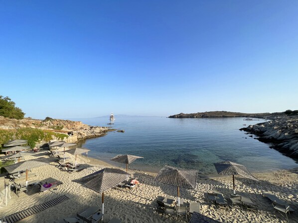 หาดส่วนตัว, ทรายสีขาว, เก้าอี้อาบแดด, ร่มชายหาด