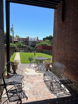Outdoor dining - Brand New! Soulard Charmer - Pet Friendly.  (St. Louis)