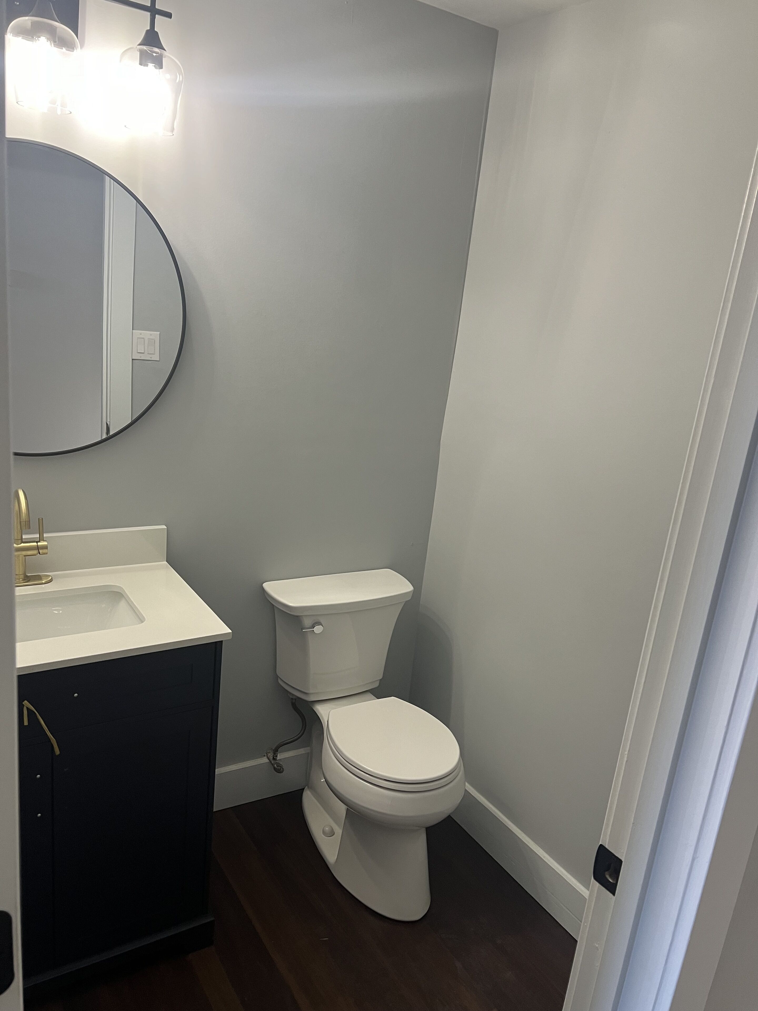 Un bagno piccolo con WC, lavandino e specchio.
