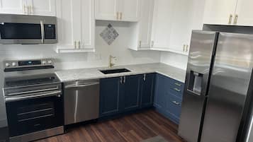 Frigorífico, microondas, horno y placa de cocina