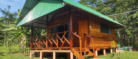 Cabane Familiale, plusieurs lits, salle de bains attenante, vue jardin